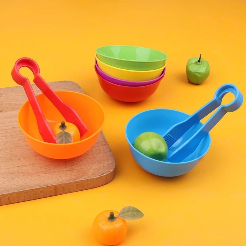 分類ボウル付きの子供用のカラフルなカウントおもちゃ。運動能力の発達に最適