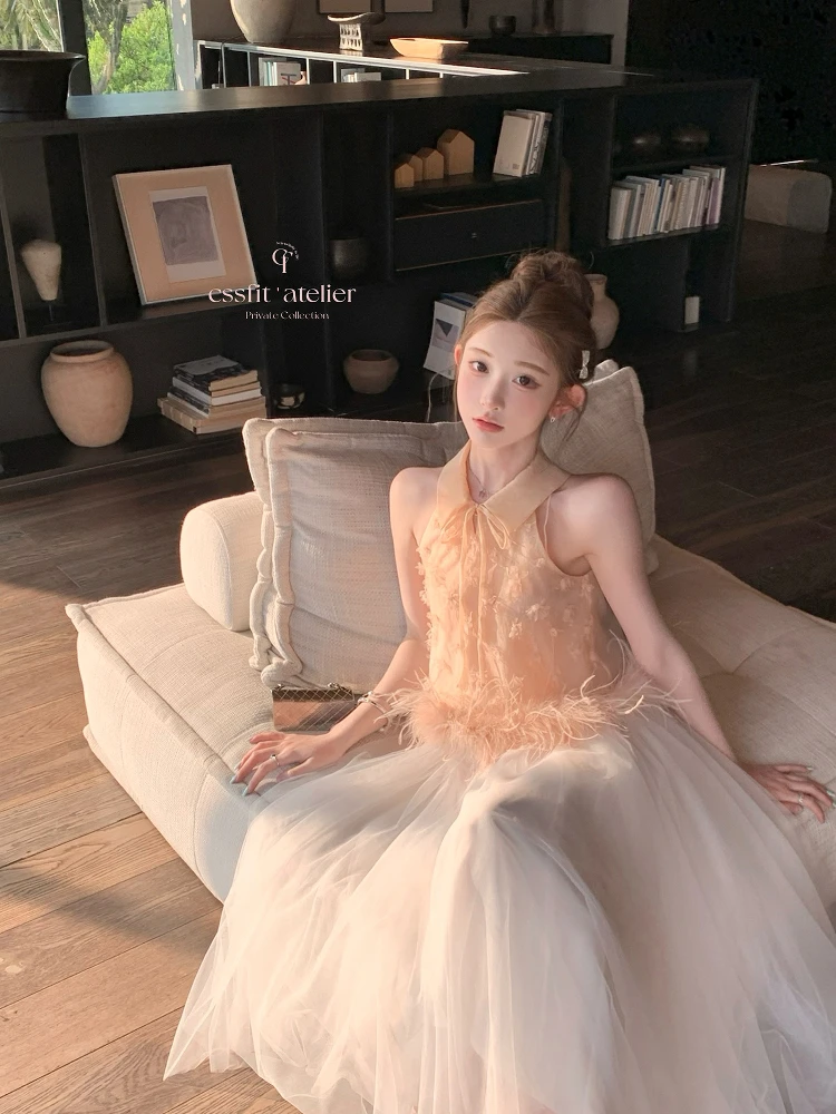 

Женский комплект из двух предметов с тяжелой вышивкой, настоящими перьями страуса, персиковым подолом и эффектом объемной отделки, из других материалов, 00%