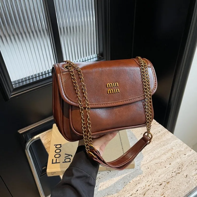 

Модная элегантная роскошная сумка для подгузников для женщин, сумка через плечо, минималистичная кожаная сумка-тоут, большая вместимость, стильный дизайн с логотипом.