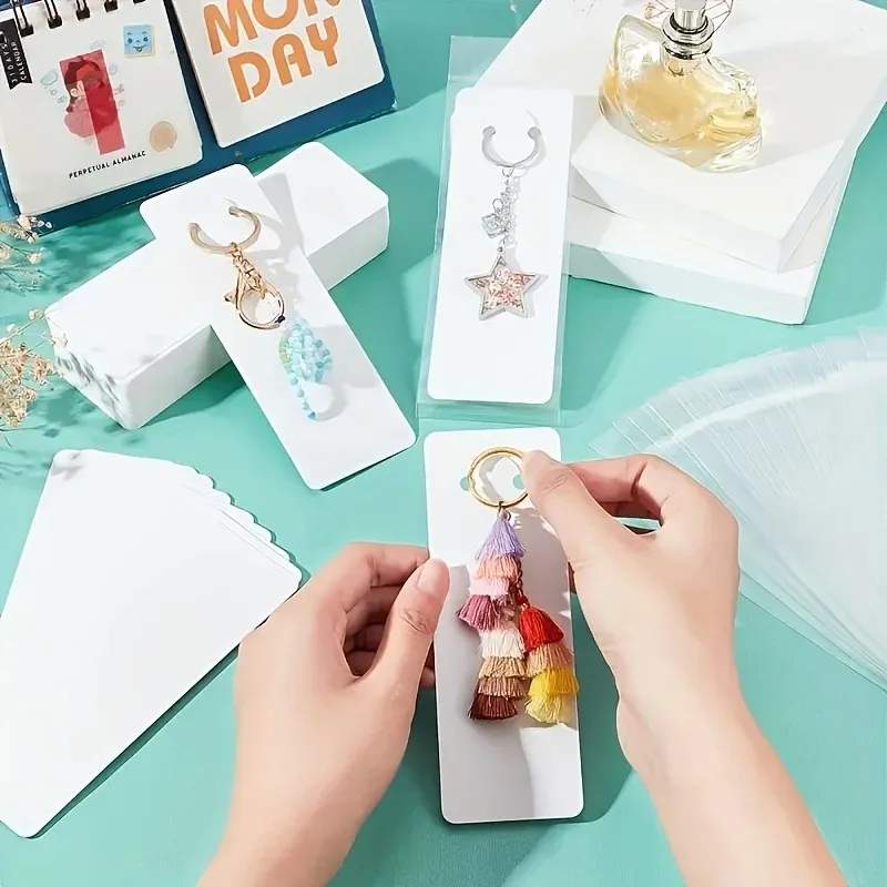 مجموعة عرض سلسلة المفاتيح مكونة من 200 قطعة: جاهزة للبيع بالتجزئة مع 100 بطاقة قابلة لإعادة التدوير و100 كيسًا شفافًا. فتحات مقطوعة مسبقًا للمحلات والعروض التجارية. #3