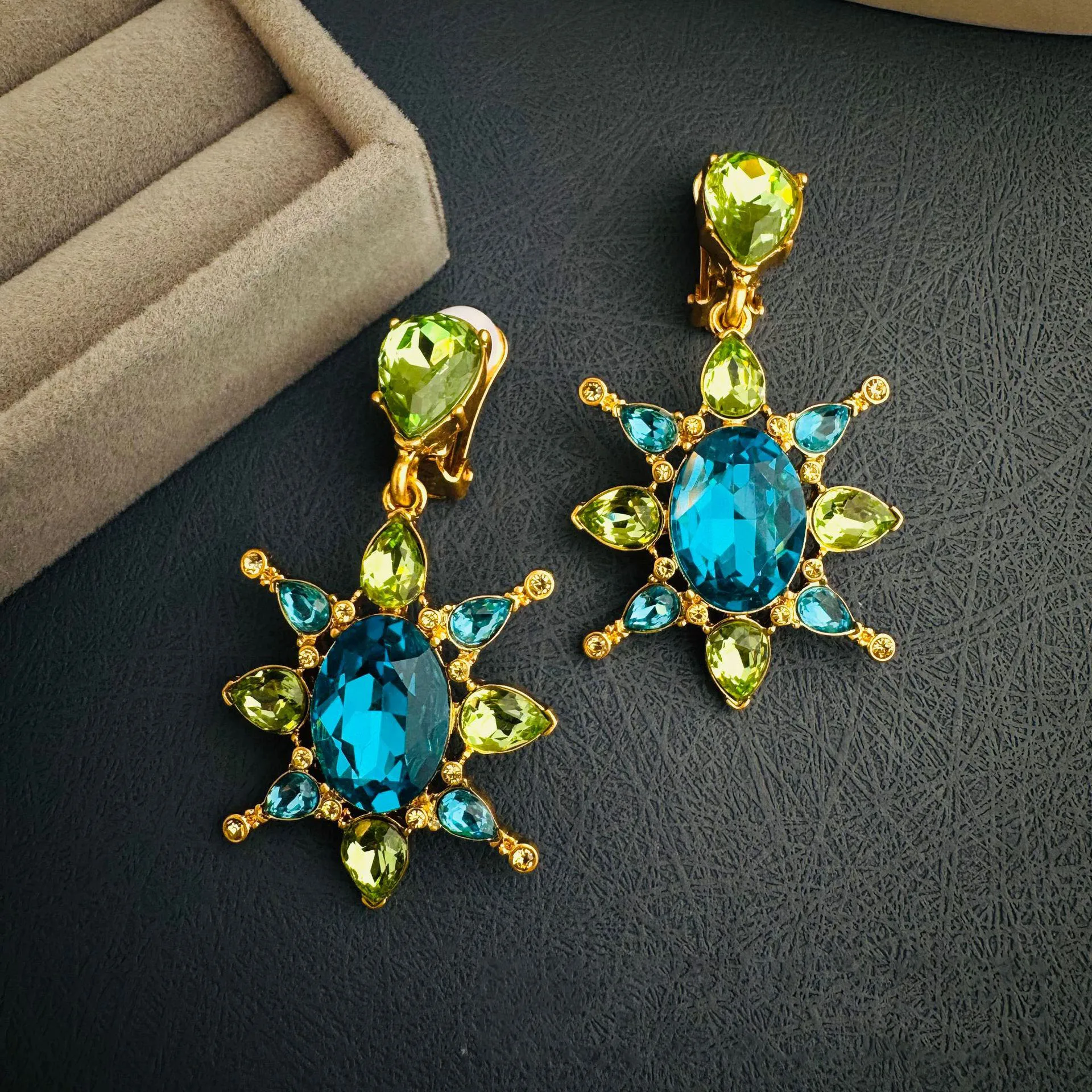 

Retro electroplated inlaid crystal ladies' earrings