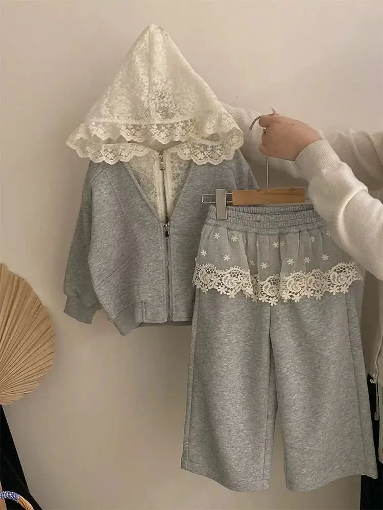 Koreanische Spitzen-Strickjacke mit Kapuze + Schürzenkleid für Mädchen – 2-teiliges Frühlings-Freizeitoutfit für Kleinkinder, weiche Alltagskleidung für Babymädchen – Detail 4