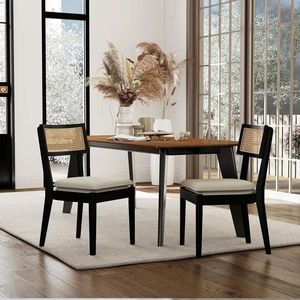 

Комплект из 2 обеденных стульев из ротанга с плетеной спинкой и бежевыми льняными подушками, удобные деревянные стулья для кухни или столовой.