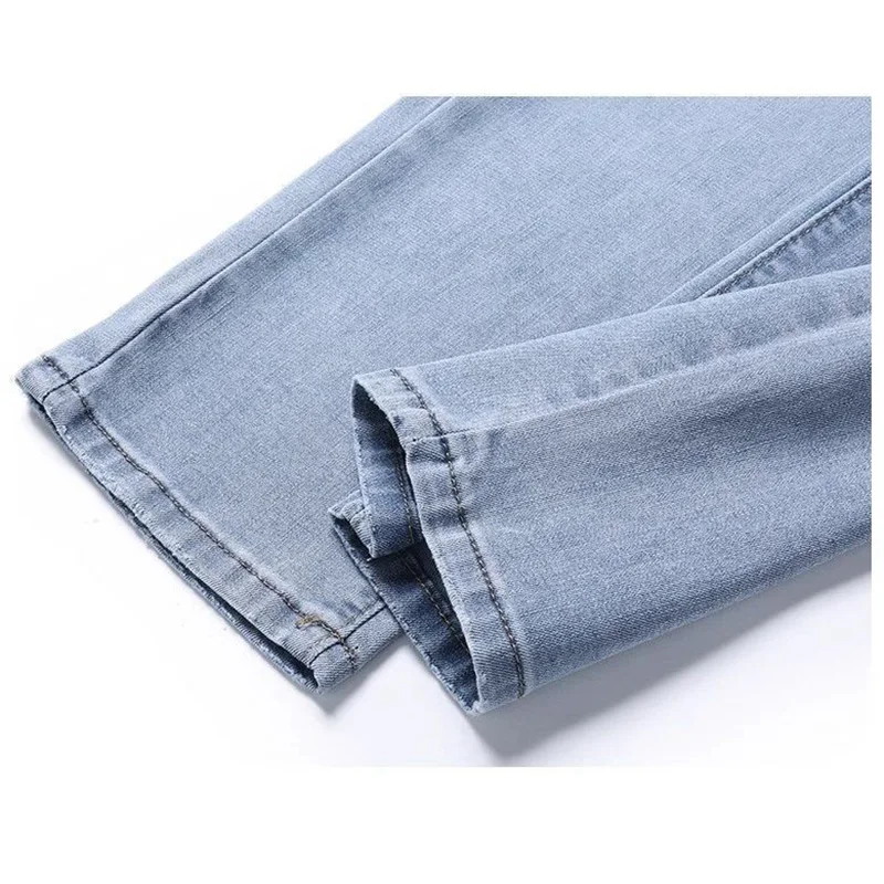 2025 بنطال جينز رجالي بقصة ضيقة مع موضة كاجوال عالية الجودة خفيفة الوزن للتخسيس متوفر بلونين أزرق فاتح أزرق