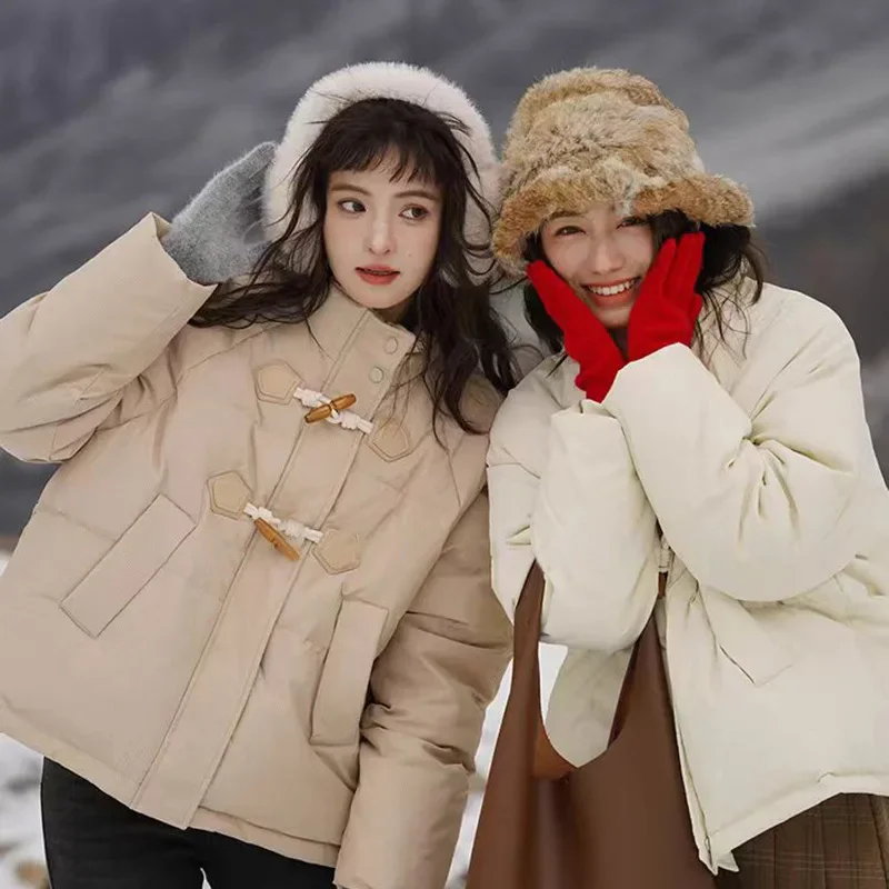Damska kurtka puchowa na zimę 2025 z guzikami z rogu, luźny krój, stójka, zamki błyskawiczne, ocieplana bawełną, z kieszeniami, pogrubiona.