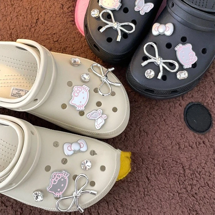 MINISO Hello Kitty bandul sepatu keperakan Set dekorasi plastik kartun lucu untuk bakiak & sandal hadiah SEMPURNA UNTUK ANAK laki-laki perempuan