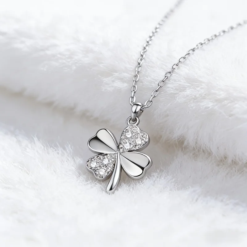

2026 new niche design, light luxury collarbone chain, four-leaf clover necklace, versatile design necklace, Valentine's Day gift, girlfriend birthday gift, girlfriend gift, commuter necklace, non-fading necklace.