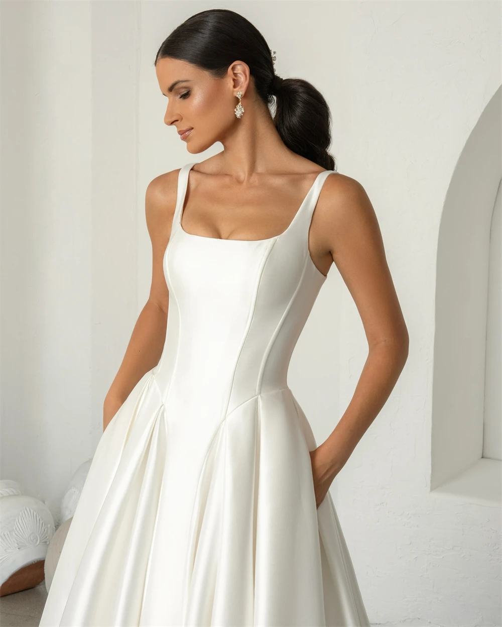 맞춤형 심플 새틴 웨딩 드레스 모던 스트랩리스 슬리브리스 웨딩 드레스 정교한 코트 트레인 특별한 행사 드레스