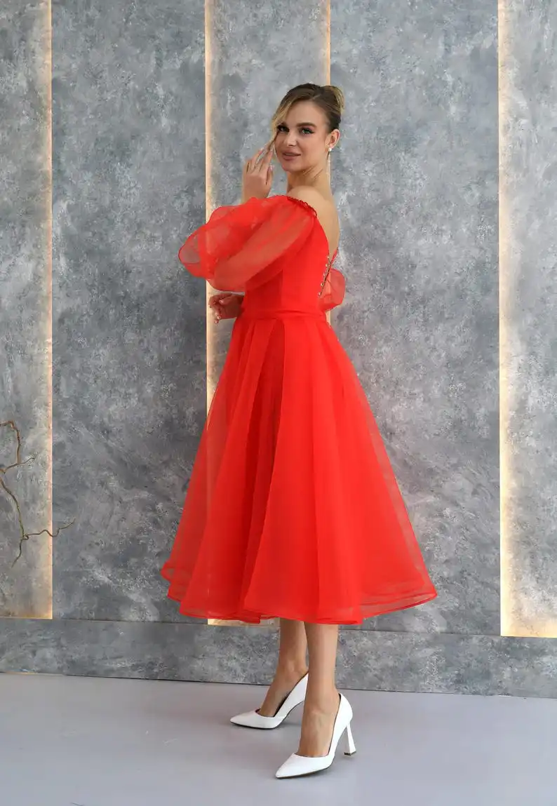 Robe de soirée de vacances en organza midi avec corset rouge. Robe féerique de nouvel an, épaules dénudées, robe formelle pour femmes élégantes