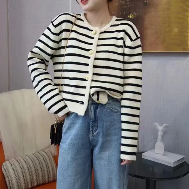 Top Women's Sweater Cardigan Autumn Winter 2024 New Sweet Short Contrast Color Striped Soft Waxy Knitwear Jacket