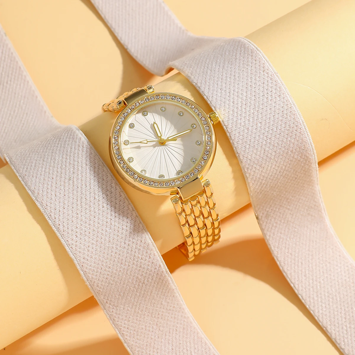 

Роскошные круглые женские часы - золотой корпус, хрустальный безель, циферблат с эффектом солнечных лучей и хрустальными часовыми метками, браслет из нержавеющей стали, кварцевый механизм.