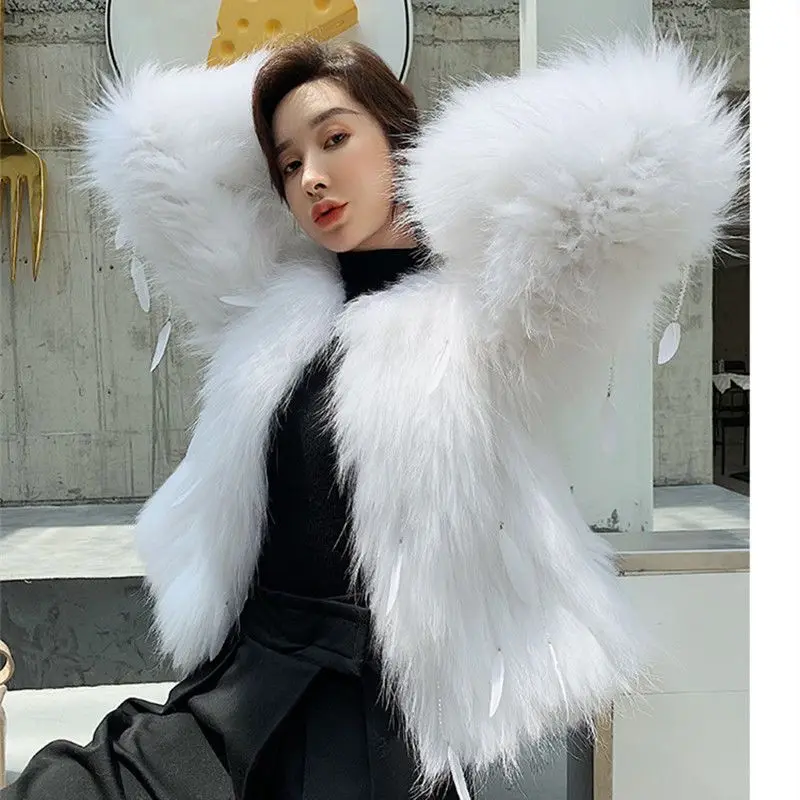 معطف فرو الثعلب الصناعي 2025 خريف شتاء جديد إمرأة تقليد فرو الراكون حجم كبير دافئ قصير أبلى معطف خارجي غير رسمي على الموضة النسائية