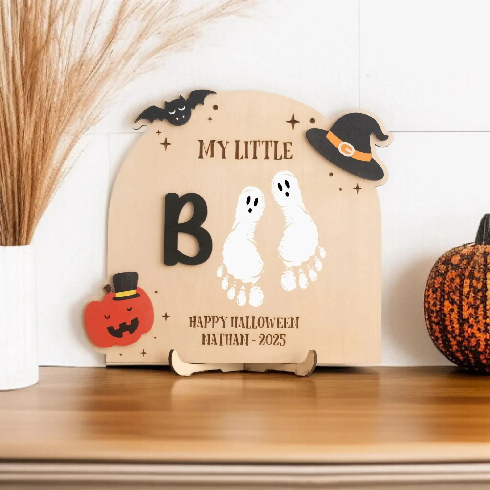 

Знак на Хэллоуин My Little Boo Baby Footprint — персонализированный деревянный подарок на первый Хэллоуин