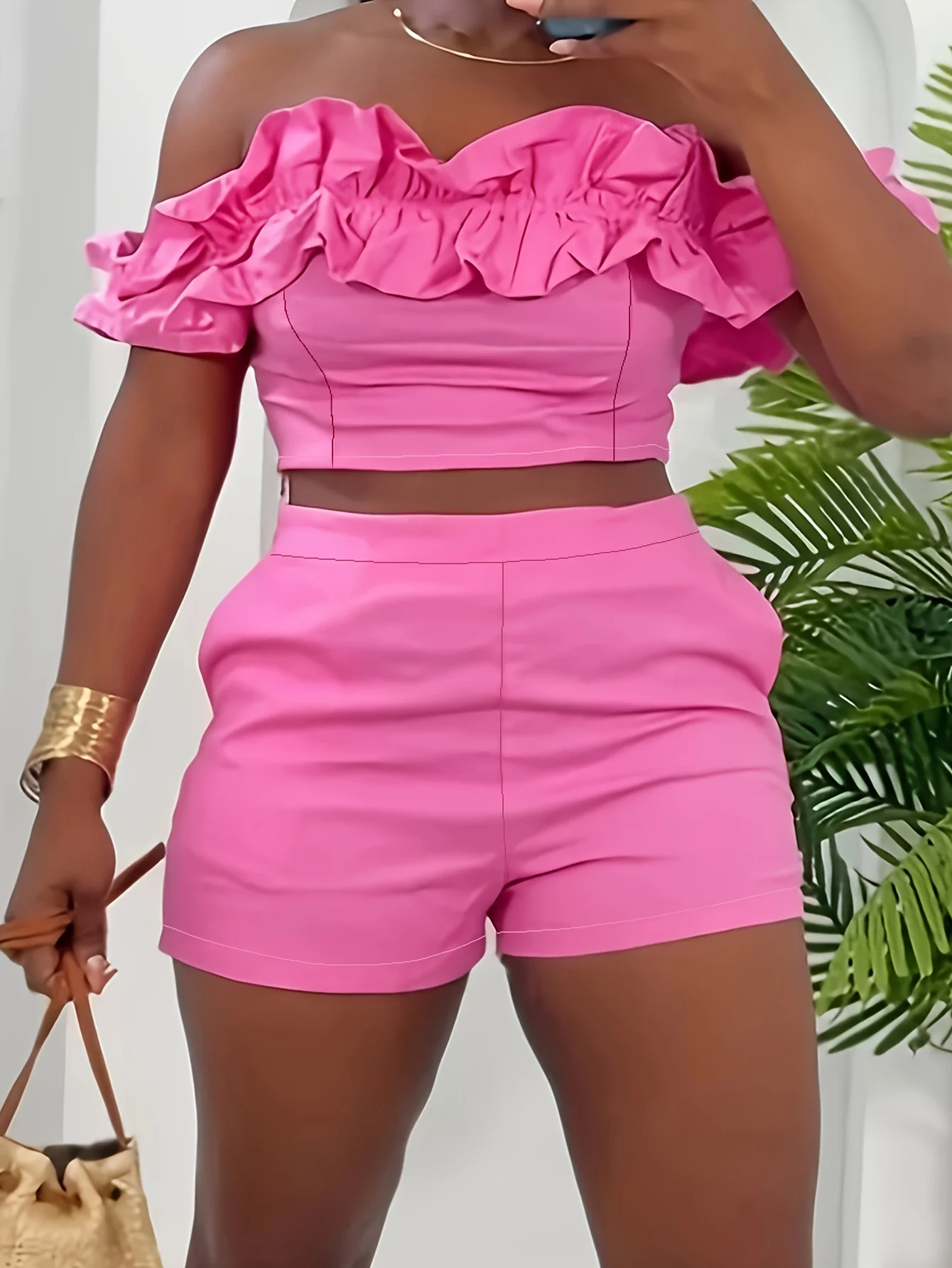 Conjunto chique de blusa cropped com babados e shorts de cintura alta combinando – roupa de verão pronta para férias