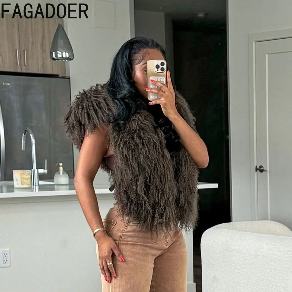 FAGADOER 冬の新ファッション毛皮パッチワーク Tシャツ女性のためのソリッドカラーホルターノースリーブバックレスクロップトップ女性ストリートウェア