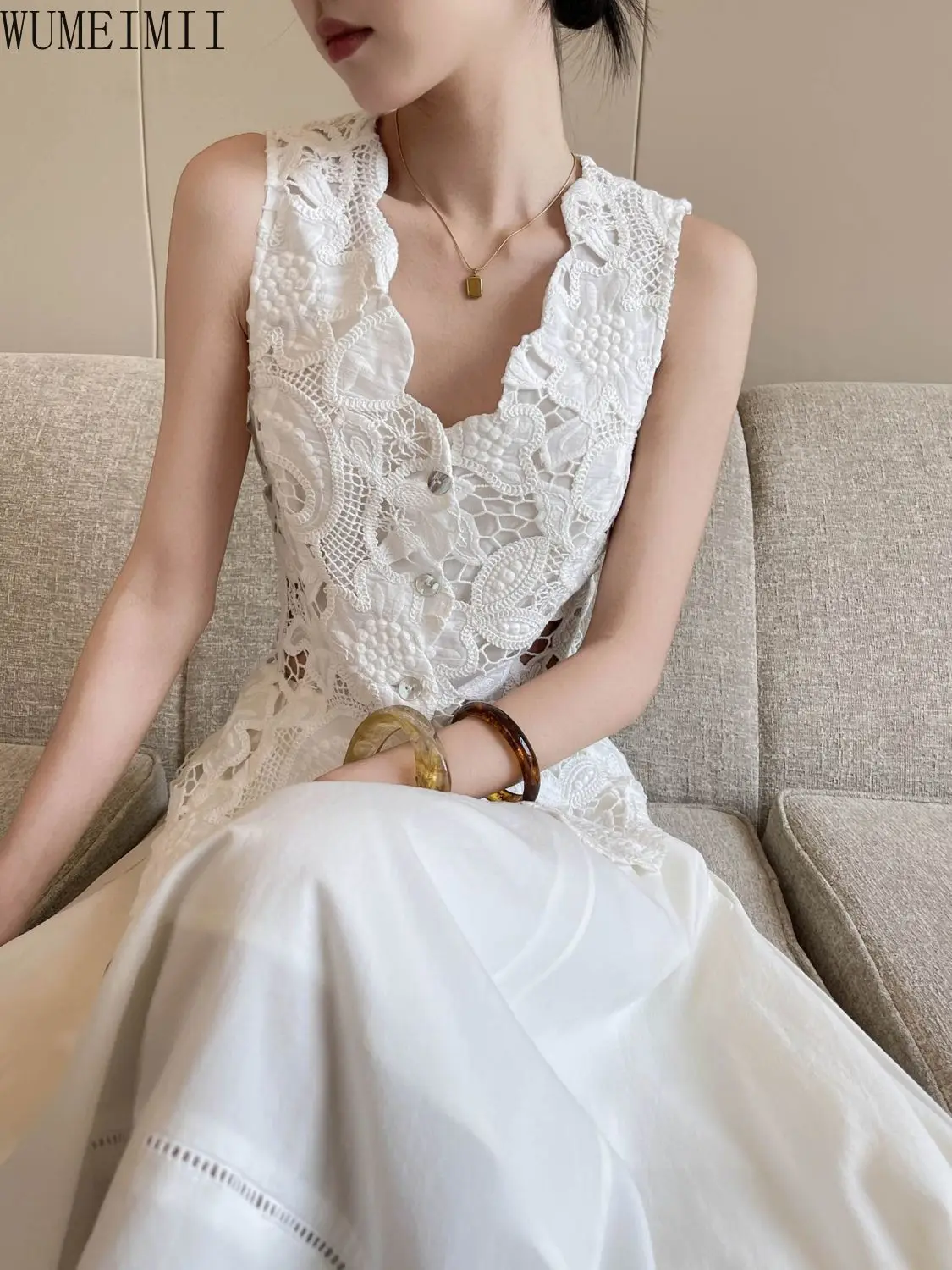 French white V-neck sleeveless heavy industry vest women's summer new waist thin lace hollow top vest