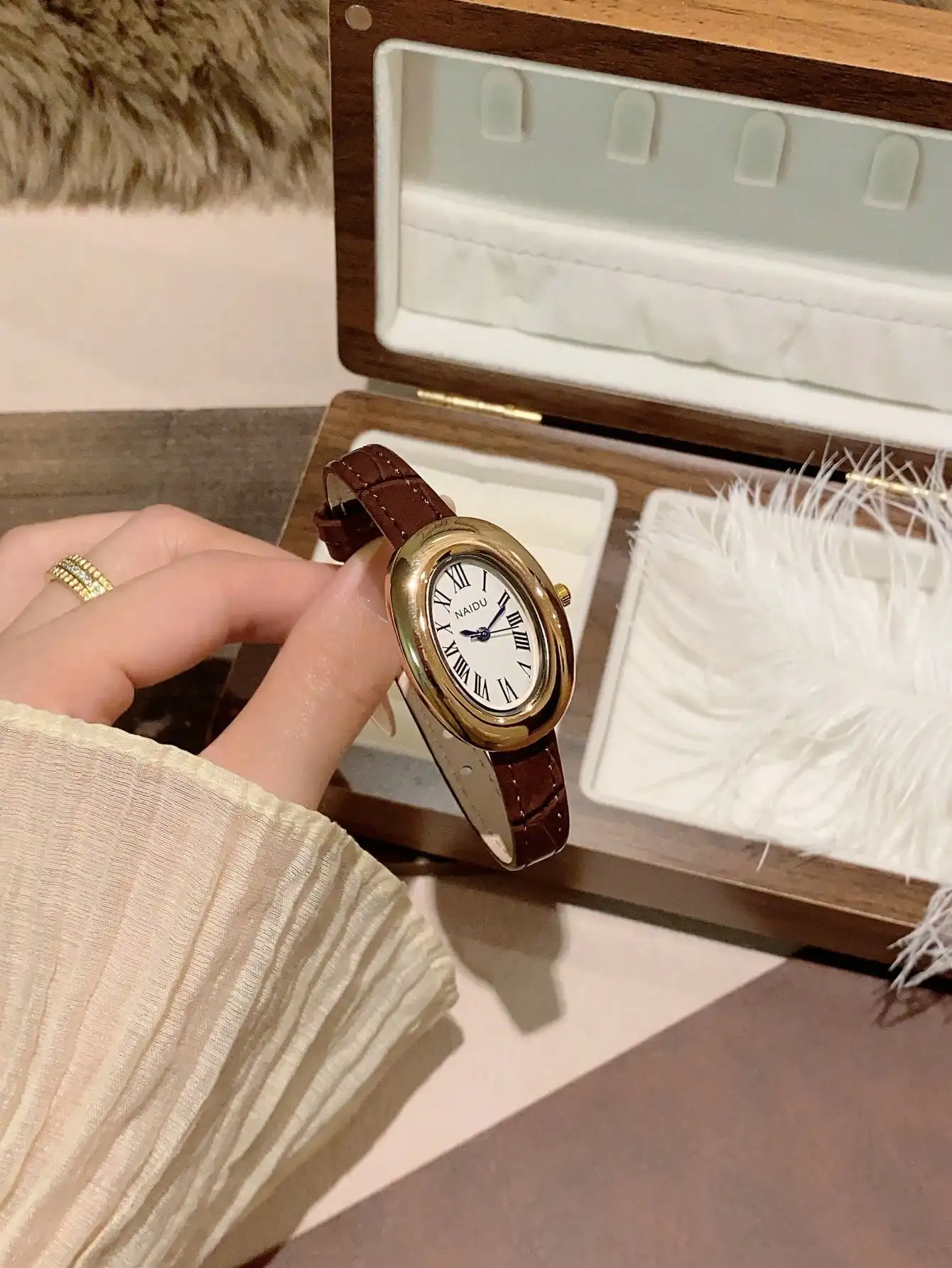 

Элегантные овальные кварцевые часы с римскими цифрами и коричневым кожаным ремешком