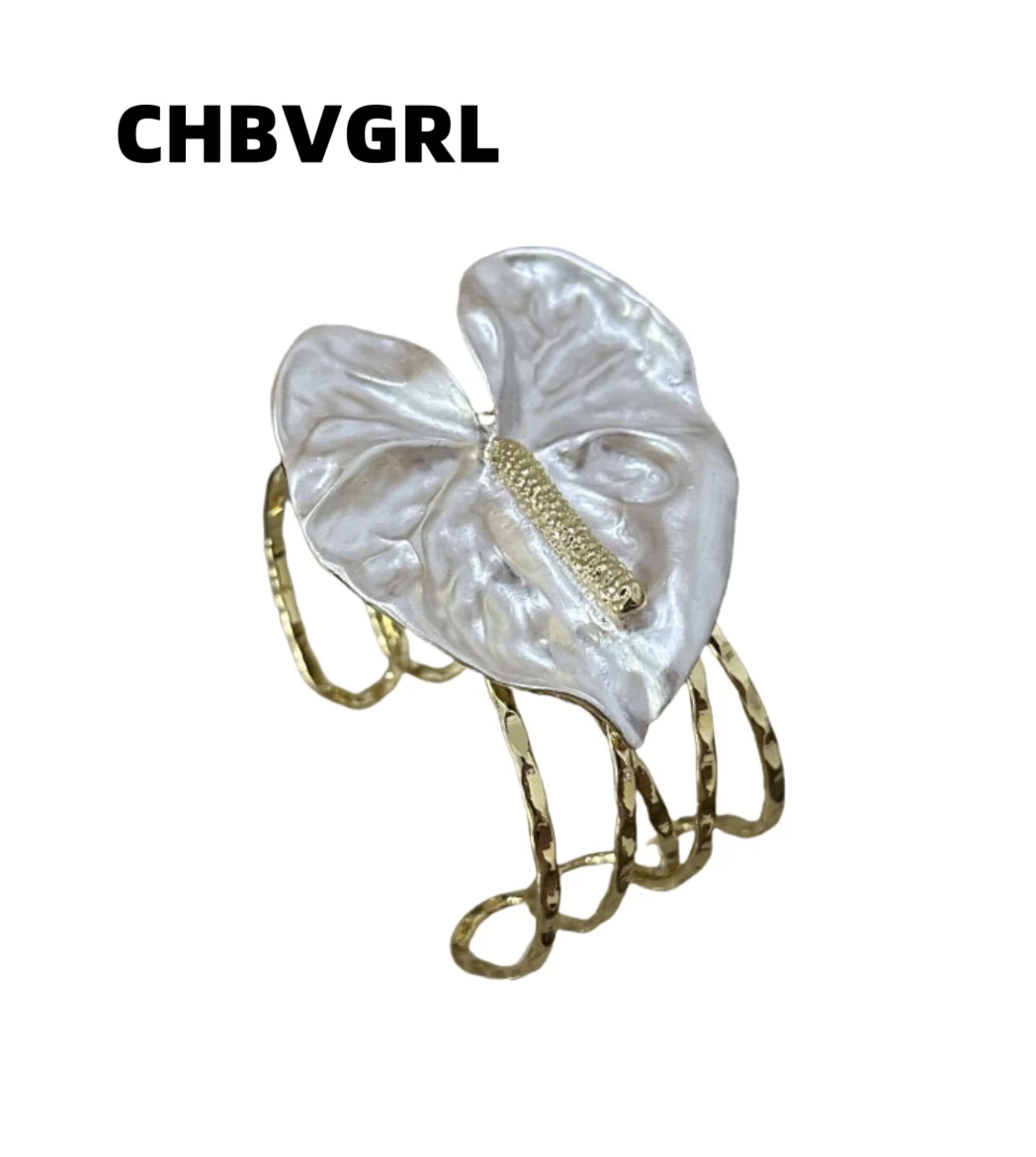 

European and American luxurious retro exaggerated metal lines web design sense bracelet fashionable high-end temperament wristba