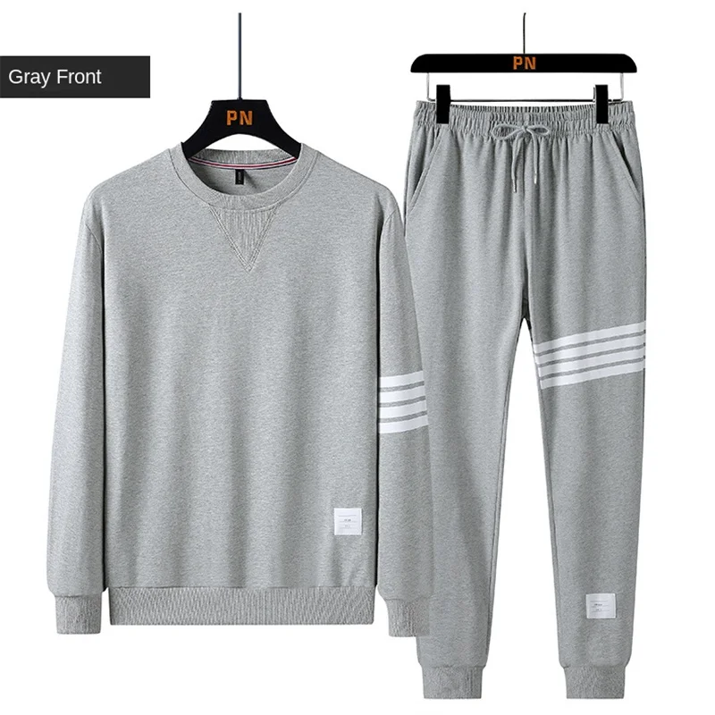 Chándal nuevo de otoño 2025 para hombre, conjuntos de Top y pantalones con cuello redondo de seda de leche compuesta, conjunto de traje informal de dos piezas deportivo de cuatro barras para hombre