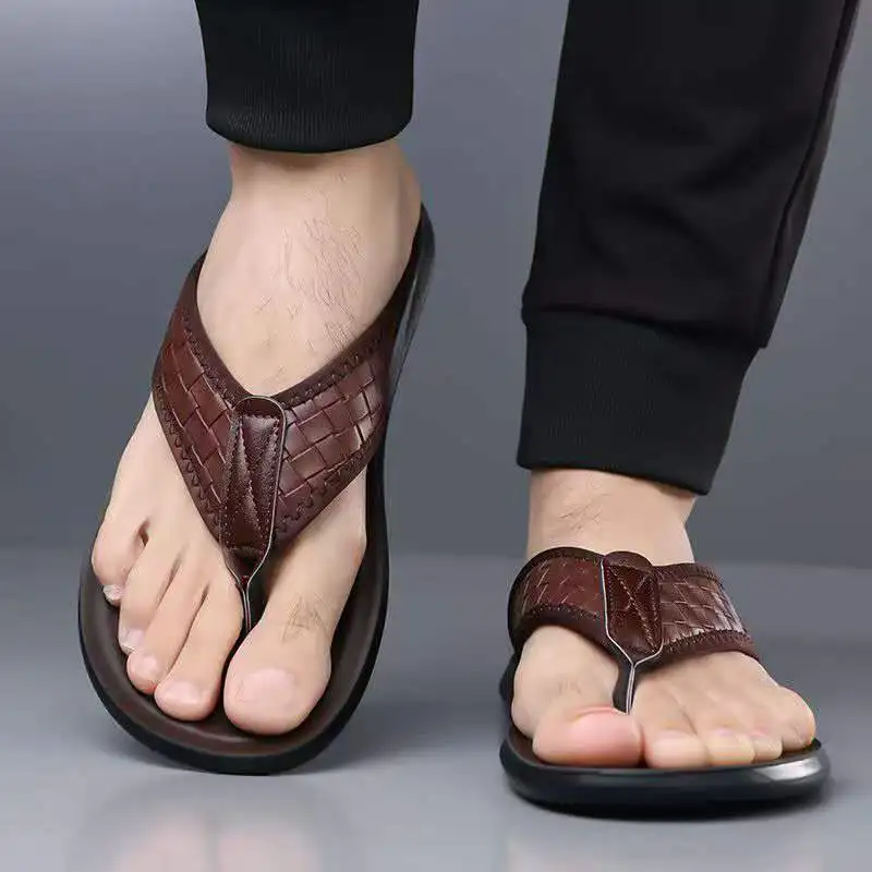 2026 Summer men's flip-flops are comfortable simple and versatile suitable for beach outings and casual beachwear