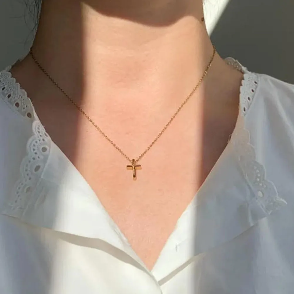 

Exquisite gold cross necklace, simple daily cross pendant necklace, suitable for both men and women