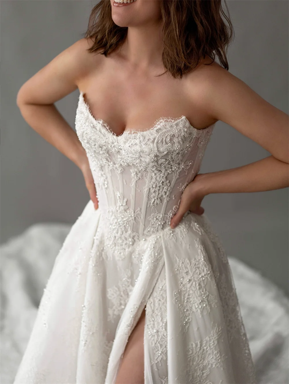 Gaun Pengantin Tokyo Putih Kustom dengan Belahan Tinggi di Samping, Elegan Tanpa Tali Tanpa Lengan, Gaun Pengantin dengan Ritsleting Belakang Model A-Line