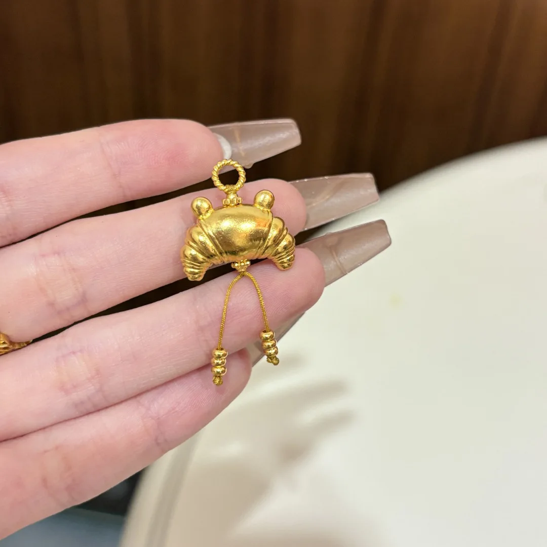 Classic and Cute Glossy Bull Horn Pendant Necklace for Women Exquisite Light Luxury Tassel High Grade Clavicle Chain Jewelry