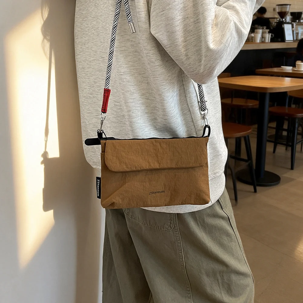 Damen-Umhängetasche, Handtasche im Umschlagstil, aus faltigem Stoff, mit verstellbarem, geflochtenem Träger, leichte Tasche für den täglichen Gebrauch. – Detail 10