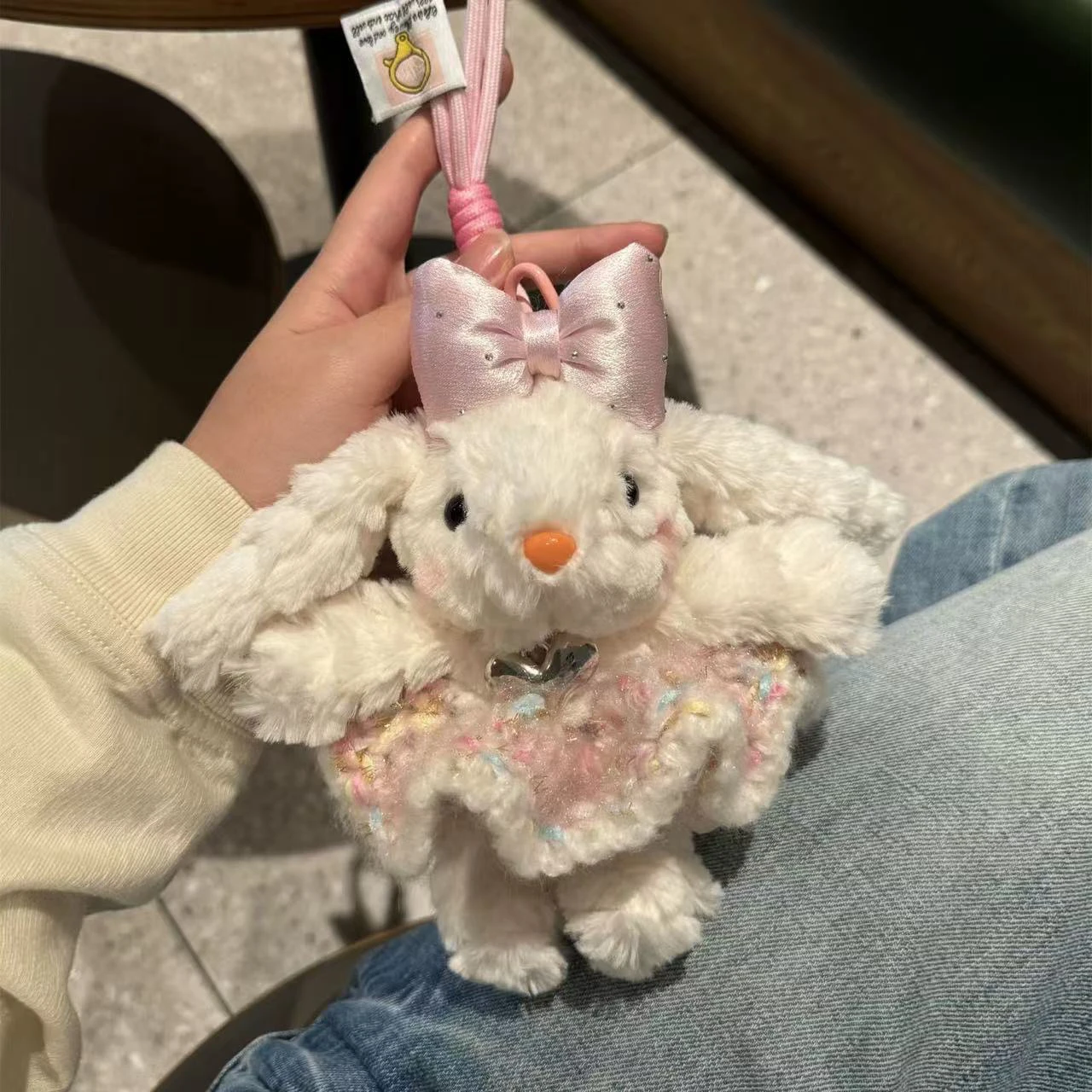 ハンドヘルドフラワーハンギングイヤーラビットバックパックペンダントぬいぐるみおもちゃぬいぐるみ車吊り下げ装飾かわいい女の子の誕生日サプライズDIYギフト