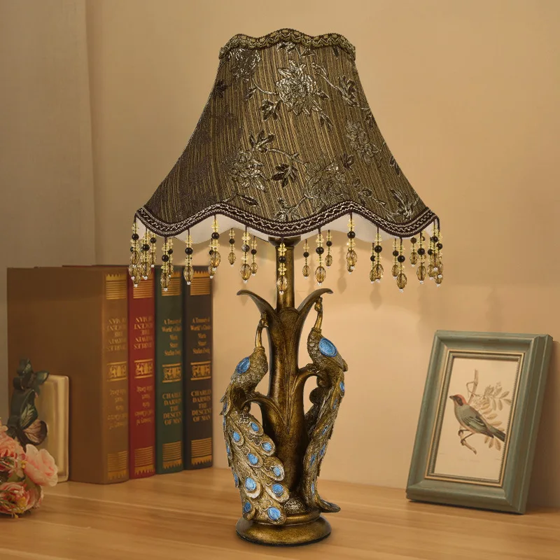 European Retro Resin Table Lamp Peacock Lamp Holder for Bedroom Bedside Table Lamp Living Room Sofa Vertical Lamp Indoor Lamp