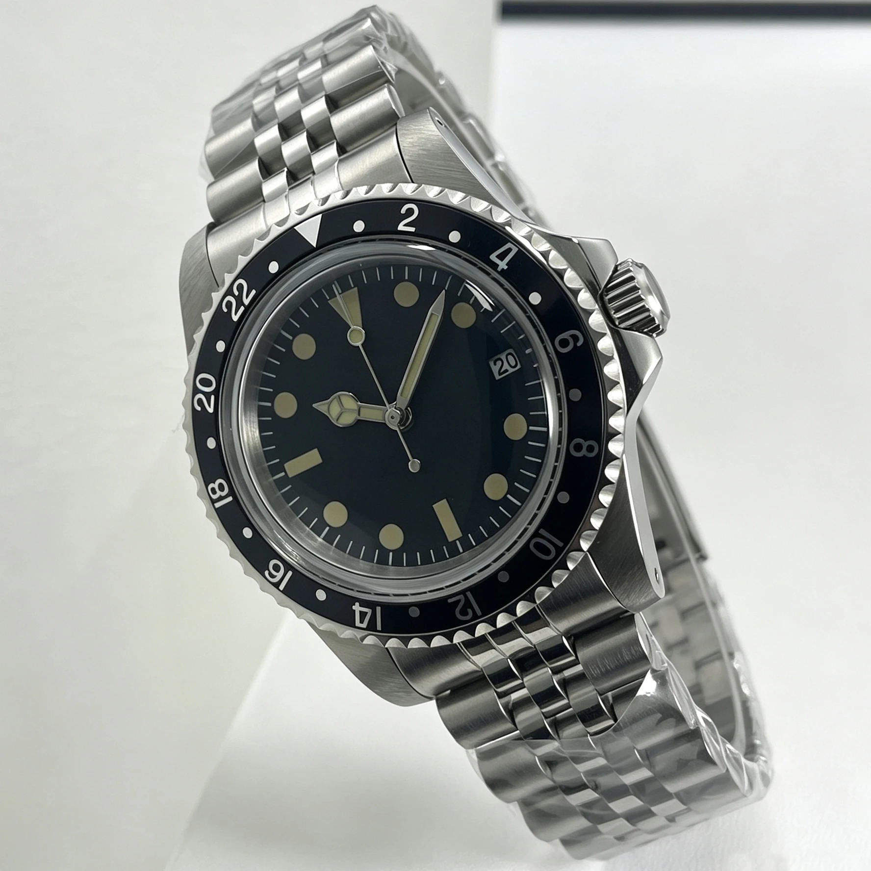 The New 39.5mm Retro Iuxury Diving Watch Features The Chinese NH35 Automatic Winding Movement, With Iuminous Calendar and the wa