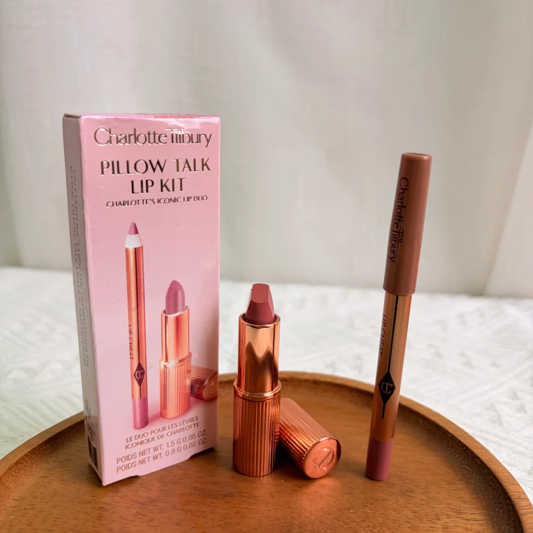 Charlotte Tilbury Lip Liner is zacht met een sterke dekking en het Highlighter Contour Palette verheldert en vormt de kenmerken van je gezicht.