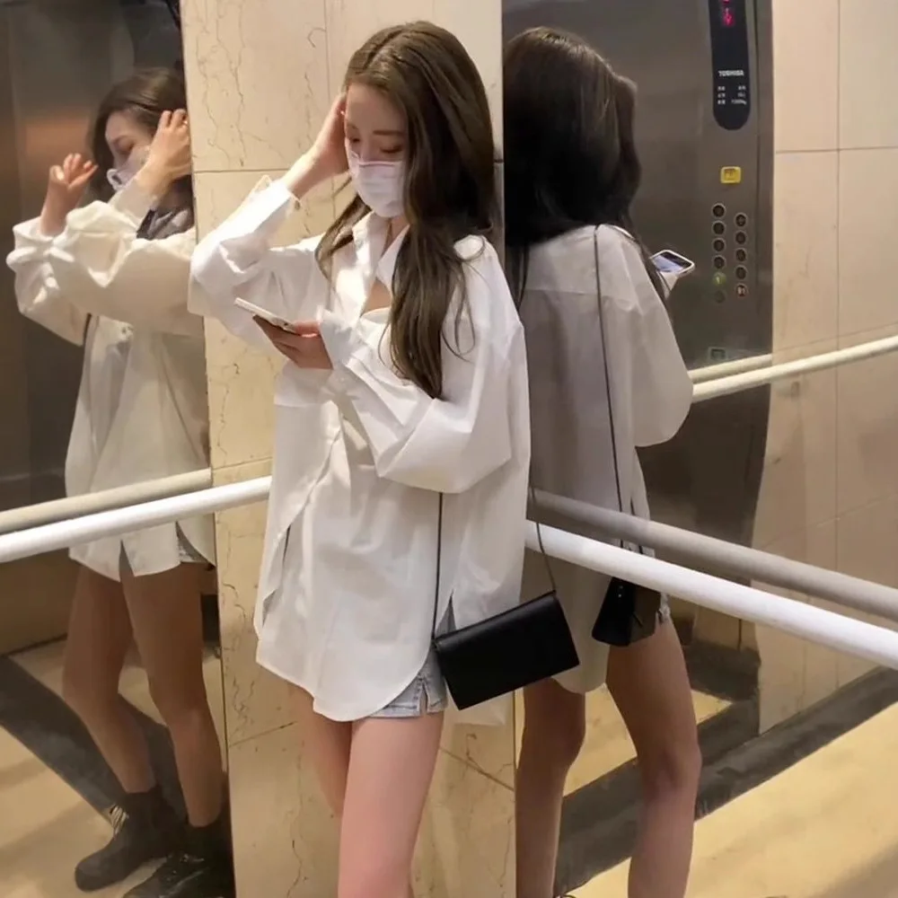 قميص نسائي أبيض طويل الأكمام ملابس داخلية ربيع الخريف تصميم تحسس حشد صغير طبقات ملابس خارجية قميص طبقة أساسية