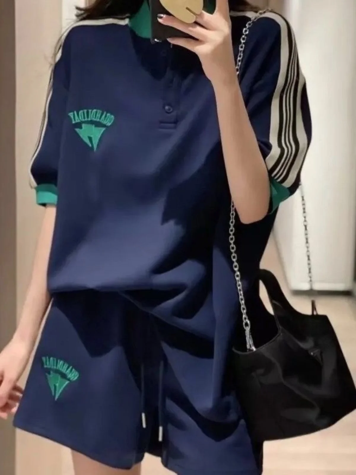 طقم ملابس رياضية كاجوال للنساء صيفي جديد على الطراز الكوري فضفاض وعصري شورت للجري طقم من قطعتين بأكمام قصيرة وياقة بولو