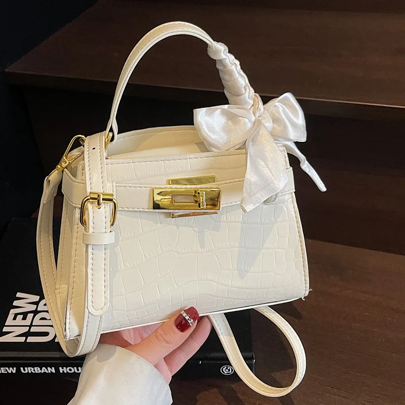 

Женская маленькая квадратная сумка кросс-боди 2026: Новая модная весенняя изысканная универсальная сумка на плечо для повседневных поездок и работы