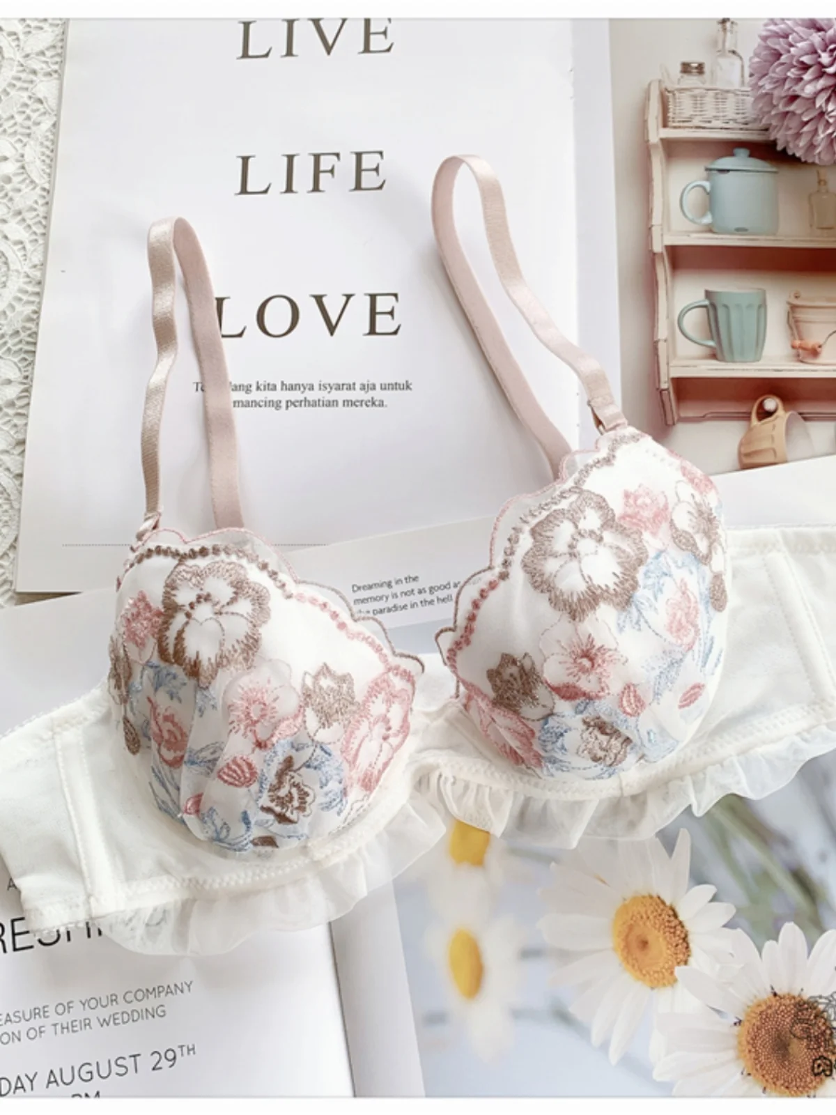 Exquisite flower embroidery lingerie girls sweet gathering ladies large thin cup low chicken heart bras steel ring bra underwear