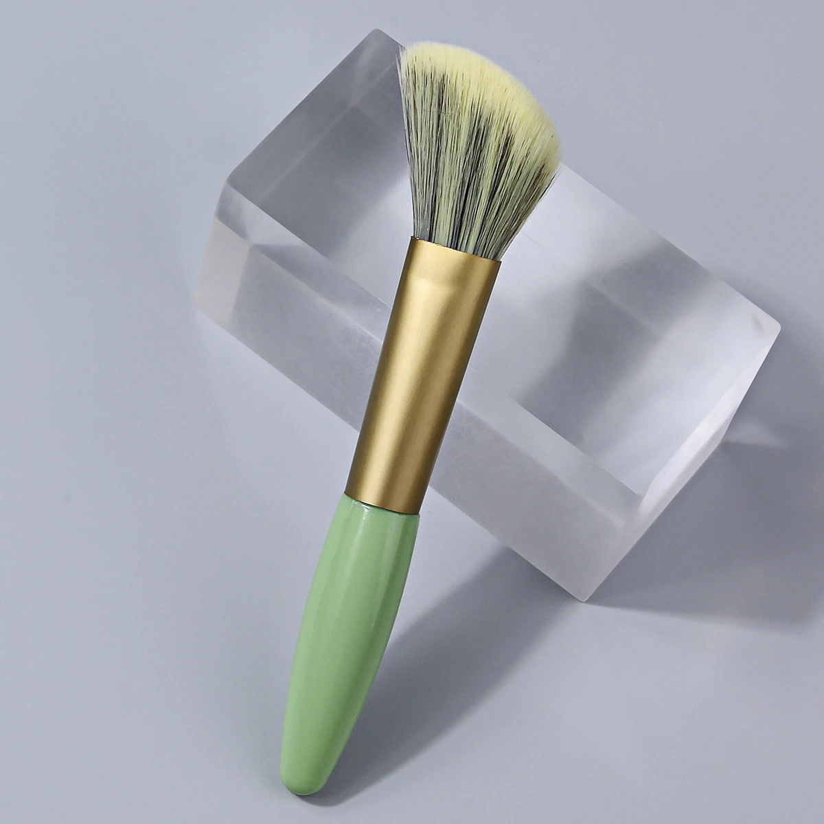 1PCS Sloped Blush Makeup Brush,Curved Slant Brush Head Perfectly Fits Facial Contour for Natural Blush,Bronzer &Subtle Sculpting