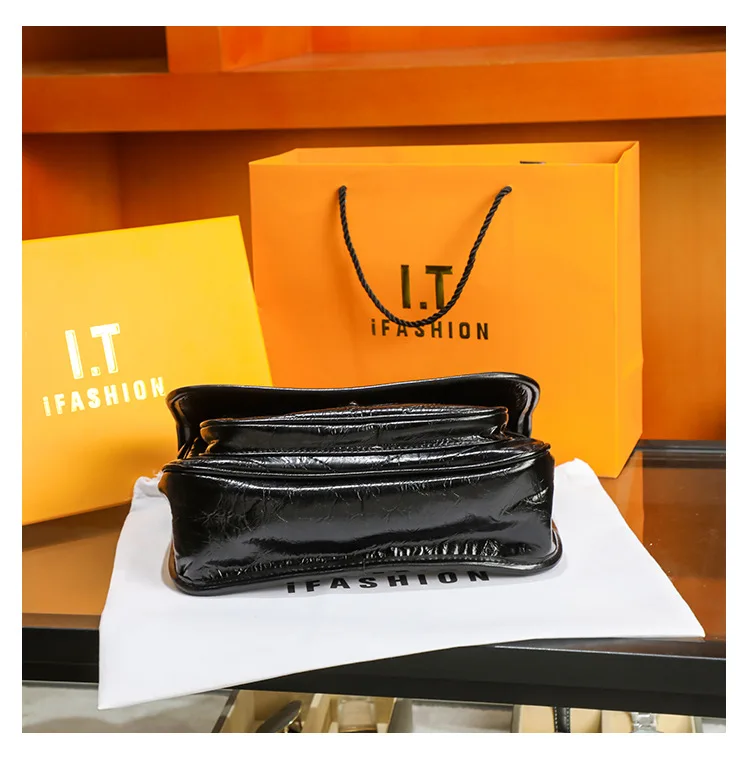 High-end Shoulder Bag with Street Style and Large Capacity Versatile Black Shoulder Bag with High-end Design for Casual Women