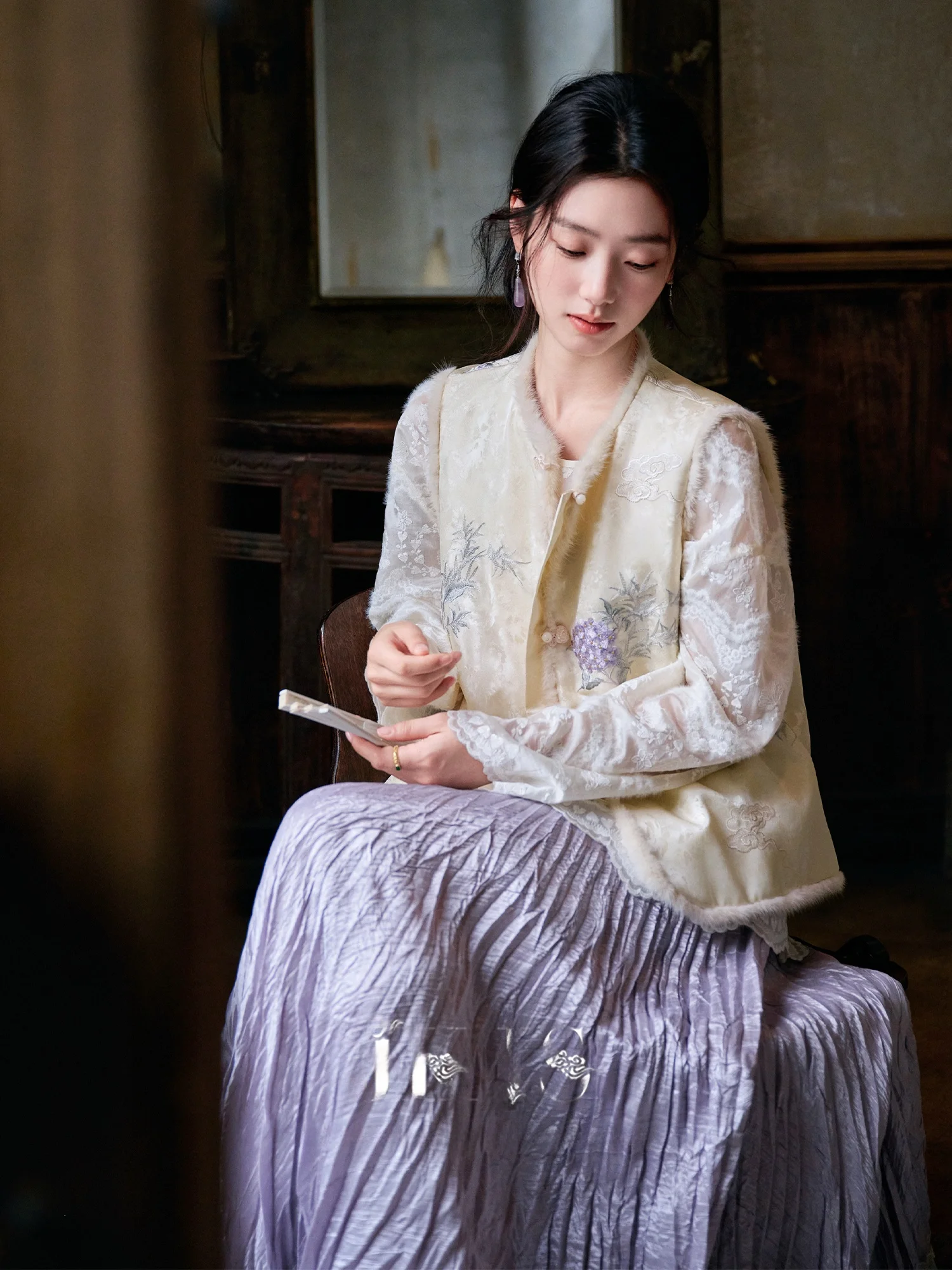 

Новая китайская вышитая меховая жилетка для женщин, зимняя куртка, фиолетовая, с оригинальным дизайном, из полиэстеровой ткани.