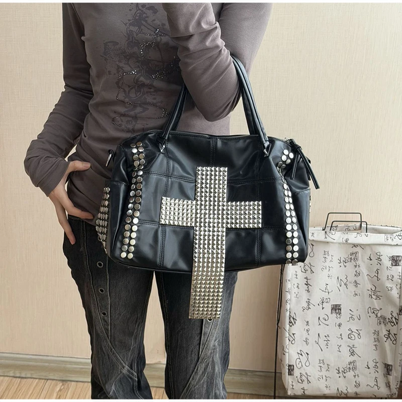 Rivet Cross Umhängetasche, Damen Punk Metall-Nietenbesetzte Tragetasche, Große Kapazität Motorrad-Biker-Stil Streetwear Handtasche – Detail 2