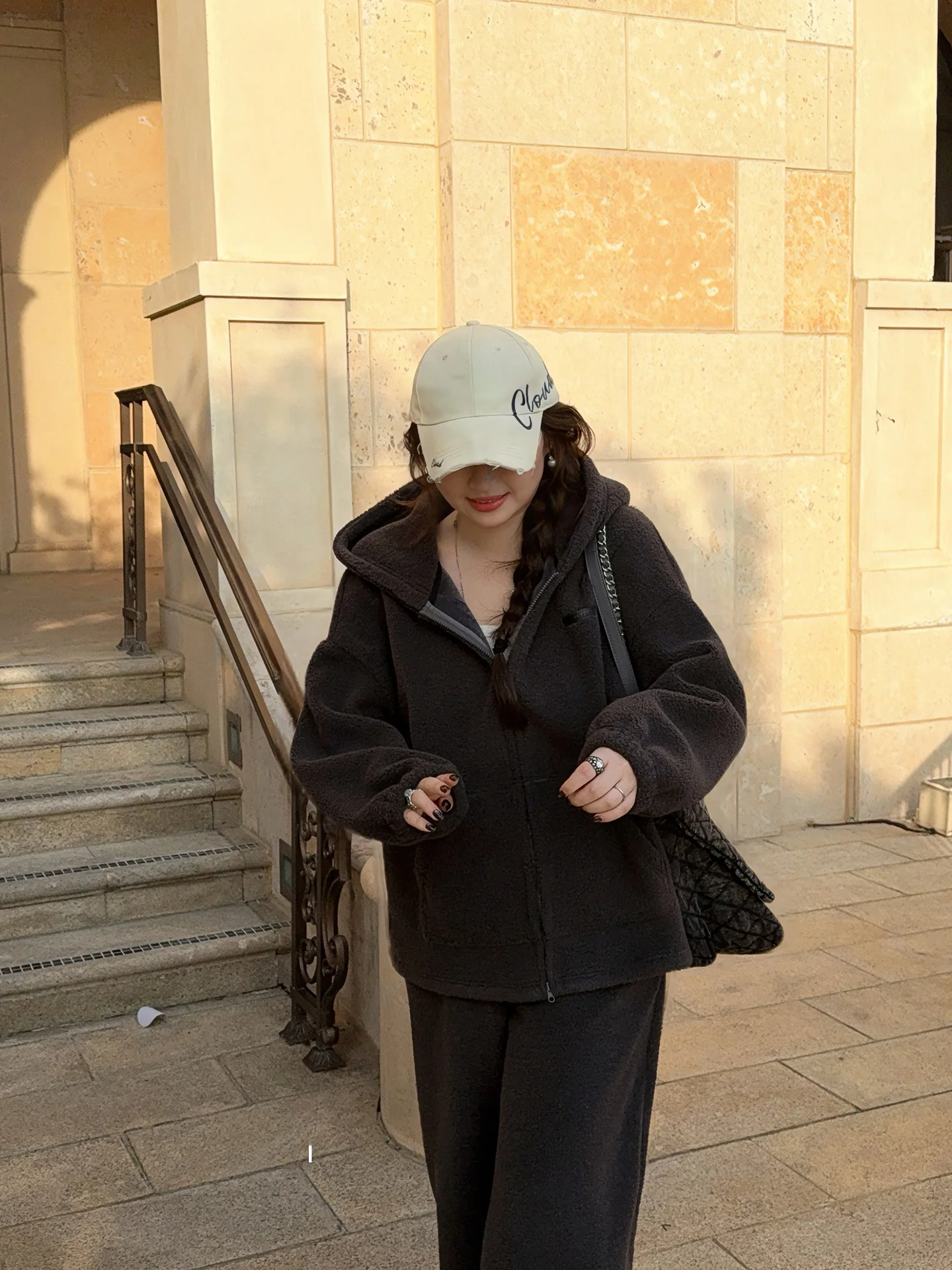 

Комплект из двух предметов: женская толстовка и спортивные брюки больших размеров, пушистый повседневный наряд для города, осенняя коллекция от Miss ng