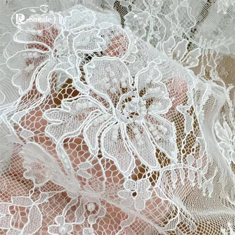 Perlen-Kordel-Stickerei mit Glitzer-Pailletten-Spitzenstoff. Luxuriöses Abendkleid aus französischer Spitze. Hochwertige Maßanfertigung für Brautkleider. – Detail 7