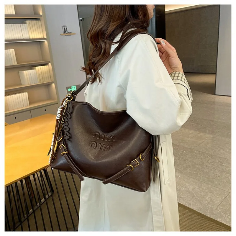 高級レザー製のハイエンドレディーストートバッグ、パリのハイエンド通勤ヴィンテージルックを特徴としています。