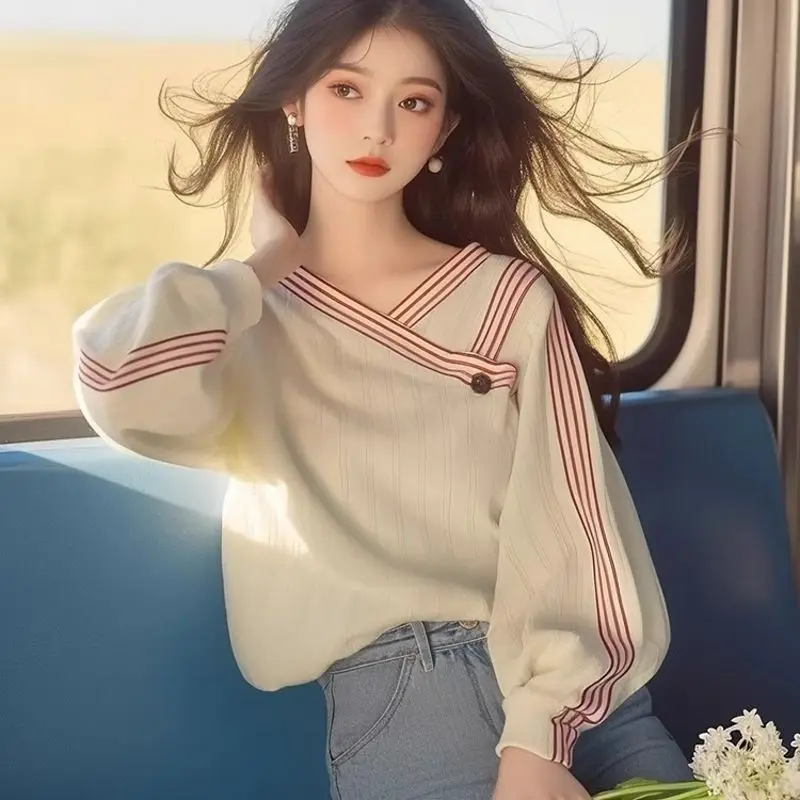 

Красная яркая линия с косым воротником, дизайнерская блузка с пышными рукавами, рубашки в стиле ретро, женская темпераментная одежда, осенняя новая универсальная офисная женская одежда