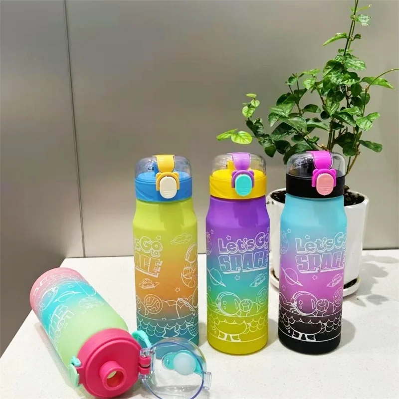 Botella de agua deportiva espacial de plástico de astronauta de Color degradado de 600ML con pegatina de dibujos animados botella de agua potable deportes al aire libre Tr