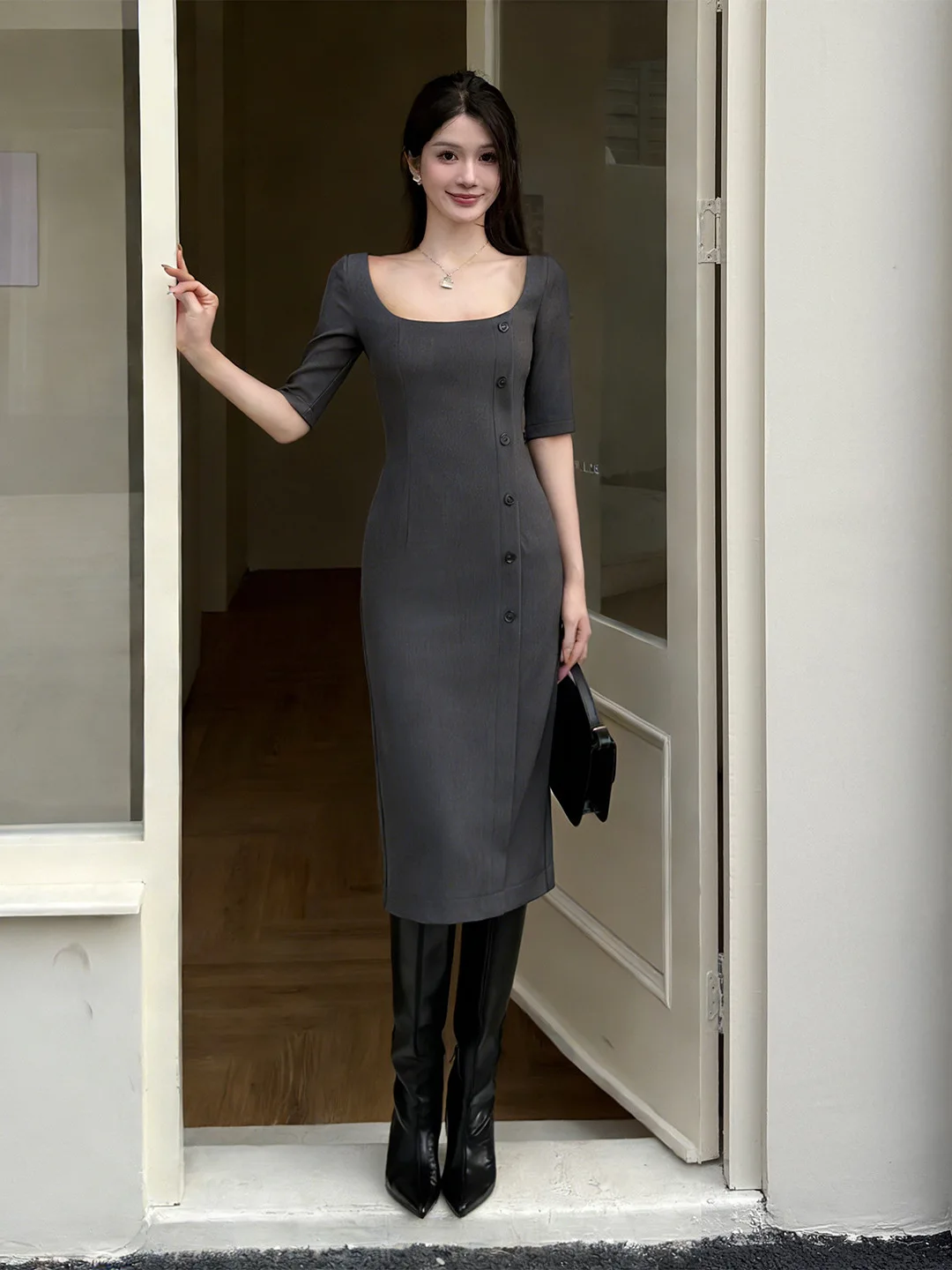 Vestido midi ajustado gris para mujer con cuello cuadrado, espalda con abertura, manga al codo, detalle de botones, estilo bandage, elegante para oficina y trabajo.