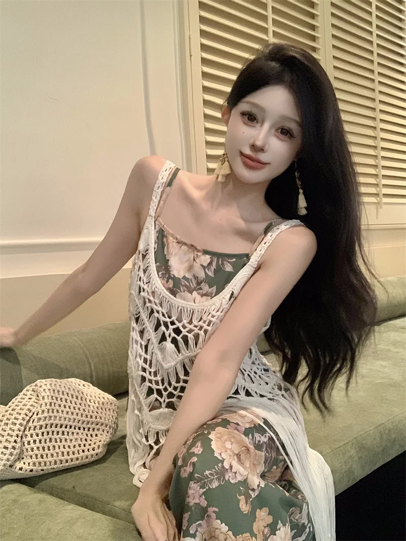 

Женский комплект из двух предметов: платье с богемным принтом и кружевная блузка на бретельках с бахромой и цветочным узором, свободный крой, средняя длина, летний тренд