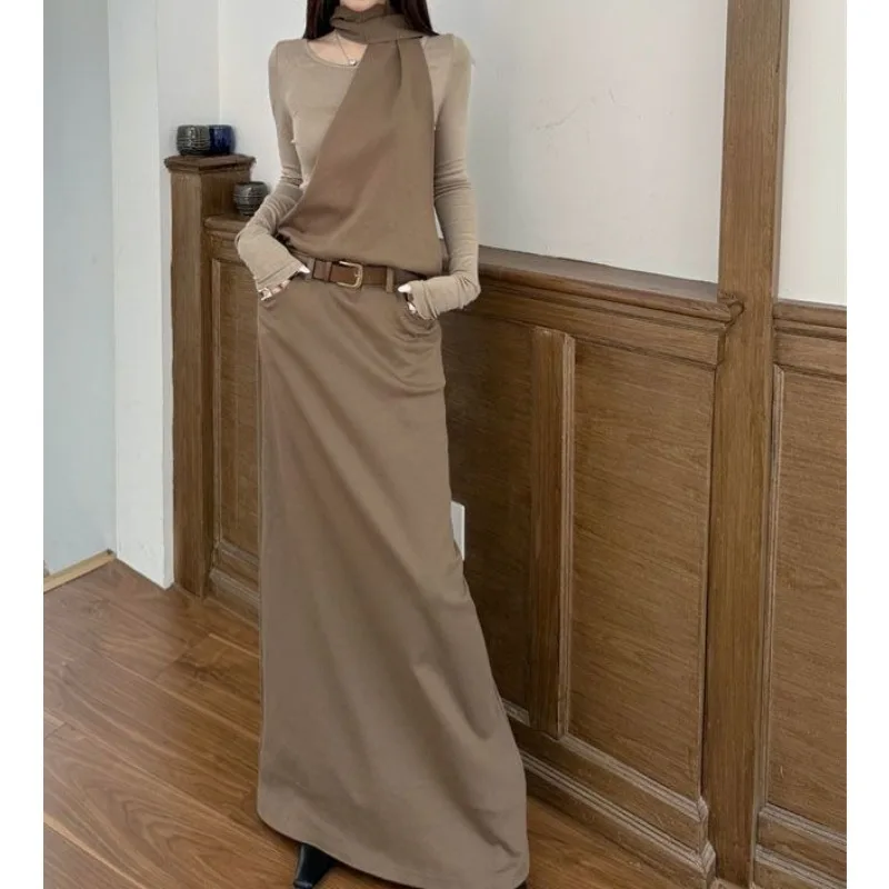 เดรสยาวสไตล์หลังวันพิมพ์พิจารณ์โลก แขนยาว ดีไซน์สองชิ้นหลอกตา ทรงเข้ารูปช่วงเอว คอผูกเชือก ดีไซน์เลเยอร์