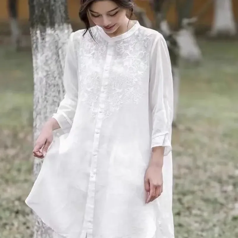 

Женская блузка цвета хаки с вышивкой, длинным рукавом, круглым вырезом, на пуговицах, с асимметричным подолом, свободного кроя, повседневная, элегантная.