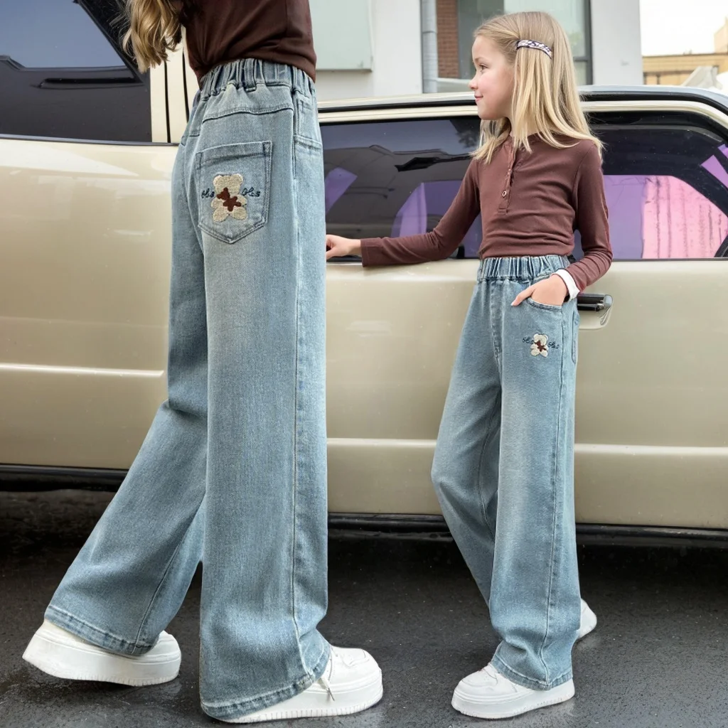 

Широкие джинсы с медведем для девочек, новинка 2025 года, модные и универсальные широкие брюки для детей среднего и большого размера, повседневные утягивающие широкие брюки